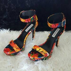 ⬇️price drop⬇️Steve Madden floral heels